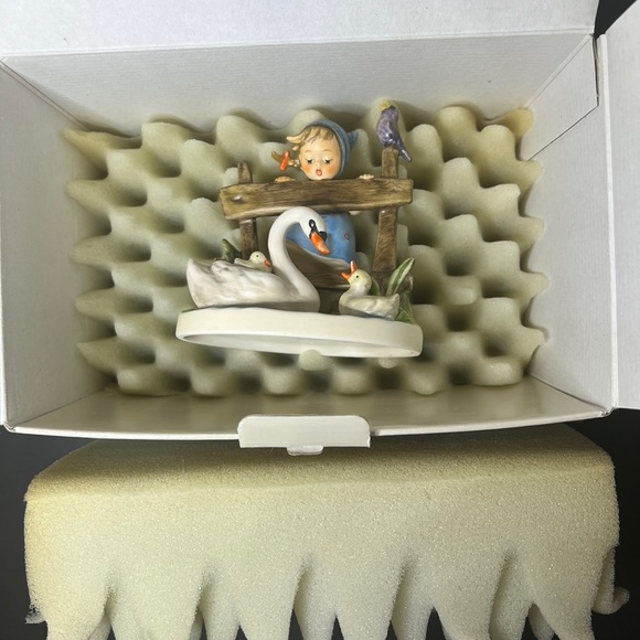 🛑SOLD🛑 Vintage M.J. Hummel Feathered Friends #344,Girl Watching Geese, Germany - Picture 10 of 14